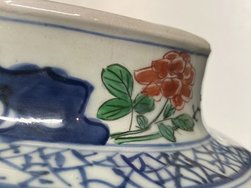 Un vase couvert en porcelaine de Chine wucai, &eacute;poque Transition